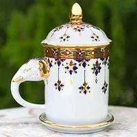 Taza de porcelana Benjarong - Taza Benjarong de porcelana blanca y tapa con aplicaciones doradas