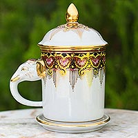 Taza de porcelana Benjarong, 'Thai Iyara' - Taza de café con elefante blanco Benjarong y tapa con pintura dorada