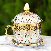 Taza de té de porcelana Benjarong, 'Celebración tailandesa' - Taza de té blanca Benjarong y tapa con flores rosas y doradas