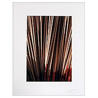 'Drying Incense' - Fotografía en color firmada y mate de secado de incienso