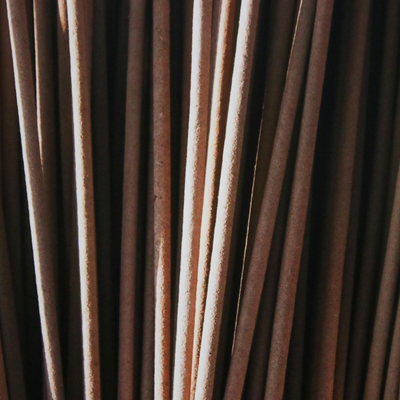'Drying Incense' - Fotografía en color firmada y mate de secado de incienso