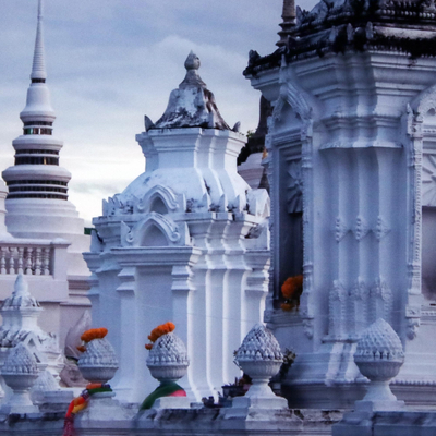 'Suan Dok Temple at Sunset' - Signierter Fotodruck eines buddhistischen Tempels in Thailand