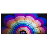 „Farbe“ – farbenfrohes signiertes Foto eines Heißluftballons in Thailand