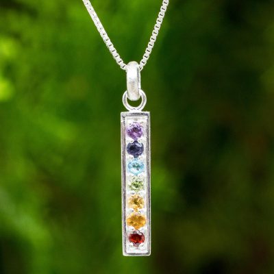 Halskette mit Chakra-Anhängern aus mehreren Edelsteinen – Mehrere Edelsteine ​​​​an einer Chakra-Halskette aus Sterlingsilber