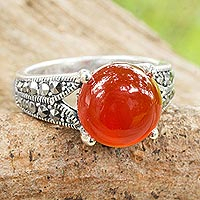Anillo de piedra única de cornalina, 'Marigold' - Cornalina y marcasita en anillo de plata de ley de estilo tailandés
