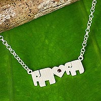 Granat-Anhänger-Halskette, „Mother Love“ – Elefanten-Anhänger-Halskette aus Sterlingsilber mit Granat