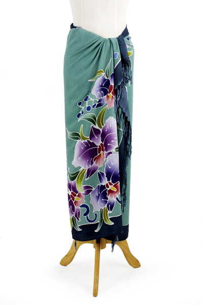 Rayon Batik Sarong, „Thai Sommer“ – Kunsthandwerklich gefertigter Viskose-Sarong mit Blumenmuster in Grün und Dunkelblau