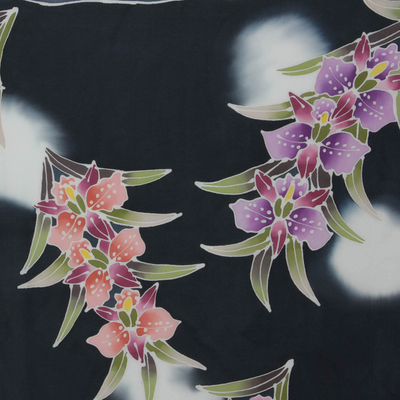 Rayon-Batik-Sarong – Kunsthandwerklich gefertigter schwarzer Rayon-Sarong mit Blumenmotiv