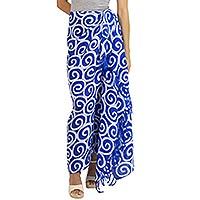 Seiden-Batik-Sarong, „Blueberry Spiral“ – handgefertigter thailändischer Seiden-Batik-Sarong in Blau