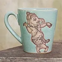 Celadon-Keramikbecher, „Whimsical Ganesha“ – Hellblauer, tanzender Ganesha-Becher aus Celadon-Keramik aus Thailand