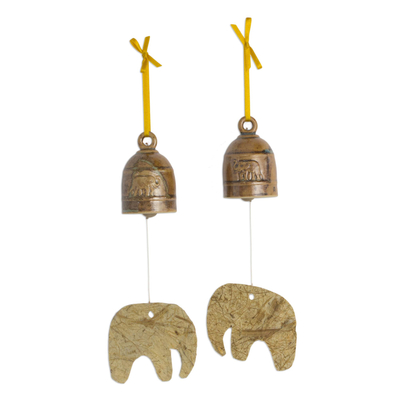 Keramische Ornamente, 'Elefantengrüße' (Paar) - Keramisches Elefanten-Ornament-Paar mit Glocken aus Thailand