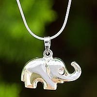 Halskette mit Anhänger aus Sterlingsilber, „Petite Pachyderm“ – handgefertigte Halskette aus thailändischem Sterlingsilber mit Elefantenanhänger