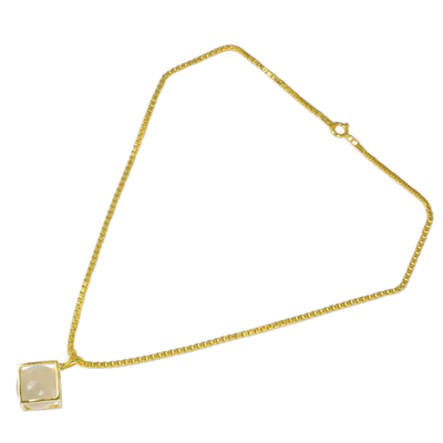 Vergoldete Halskette mit Quarzanhänger - Vergoldete, handwerklich gefertigte Halskette aus kristallinem Quarz