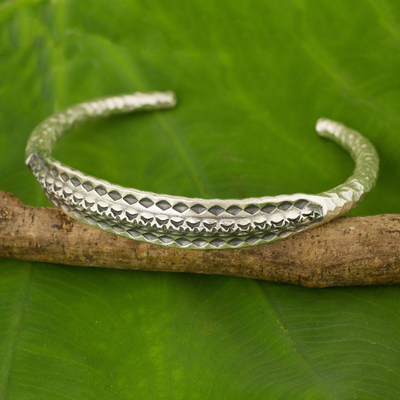 Silbernes Manschettenarmband, „Karen Rustic“ – handgefertigtes silbernes Manschettenarmband aus Thailand