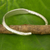Silbernes Manschettenarmband, „Karen Rustic“ – handgefertigtes silbernes Manschettenarmband aus Thailand