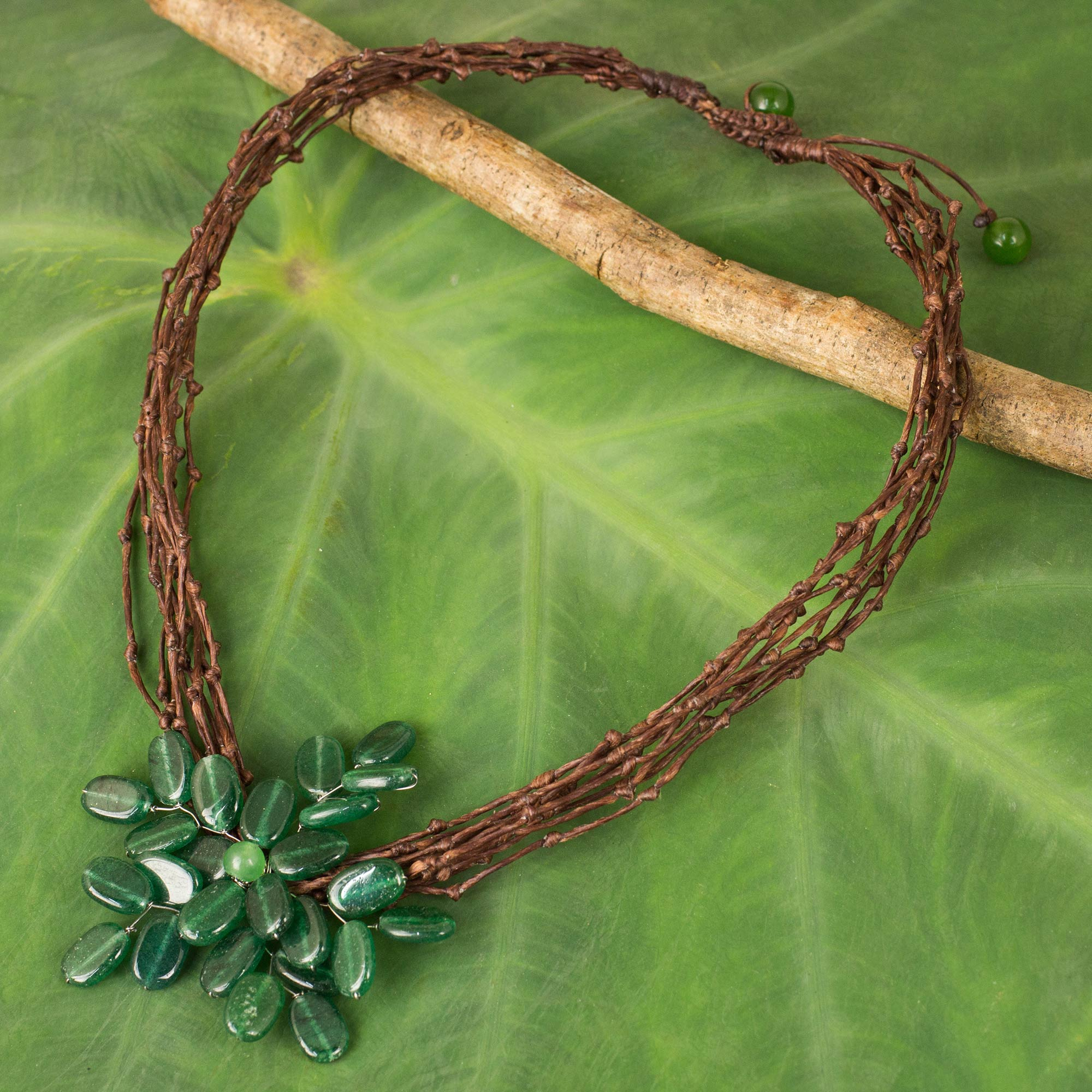 Kunsthandwerklich hergestellte Halskette aus grünen Thailand Blumen Quarzblumen NOVICA Zweige - | aus und