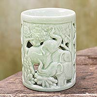 Keramik-Ölwärmer, „Happy Forest“ – handgefertigter Keramik-Ölwärmer aus Ton, thailändische grüne Elefanten