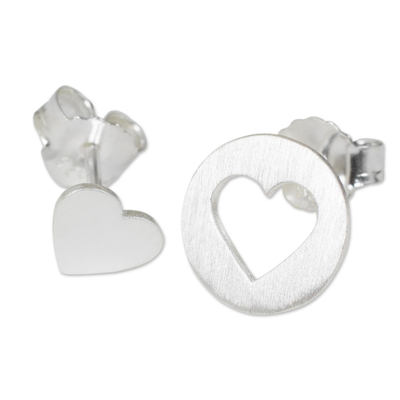 Pendientes de botón de plata de ley - Aretes de corazón de plata cepillada en espacio positivo y negativo