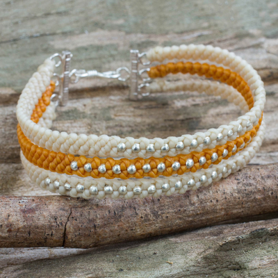 Armband aus silbernen Perlen - Makramee-Armband in Elfenbein und Orange mit Hill Tribe-Silber