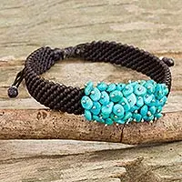 Pulsera de cordón con cuentas, 'Cranberry Chic' - Pulsera tailandesa de macramé marrón con un racimo de gemas azules