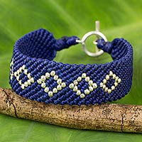 Geflochtenes Armband aus Silber und Polyester, „Blue Geometrisch“ – Handgefertigtes geflochtenes Polyesterarmband mit Silberperlen