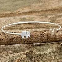 Pulsera de puño de plata de ley, 'Elefantes leales' - Joyería artesanal tailandesa Pulsera de elefante de puño de plata de ley