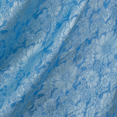 Schal aus Viskose- und Seidenmischung, „Mandarin Sky“ – Kunsthandwerklich gefertigter Schal aus blauer Viskosemischung mit Blumenmotiv