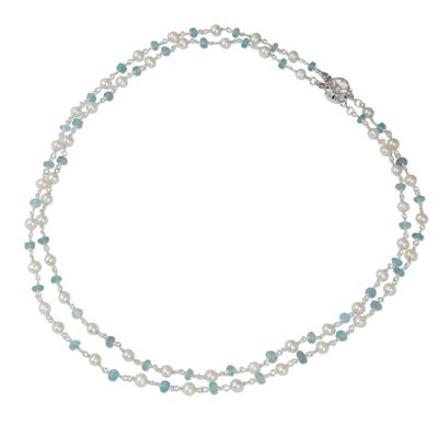 Halskette aus Zuchtperlen und Apatitsträngen - Halskette aus weißen Perlen und Apatitsträngen mit Blumenverschluss