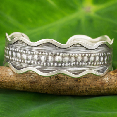Manschettenarmband aus Silber, 'Karen Rhythmus'. - Handgefertigtes Manschettenarmband aus oxidiertem Silber aus Thailand