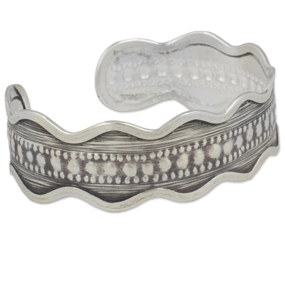Manschettenarmband aus Silber, 'Karen Rhythmus'. - Handgefertigtes Manschettenarmband aus oxidiertem Silber aus Thailand