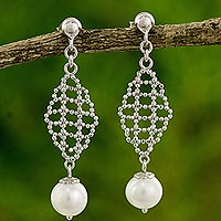 Pendientes colgantes de perlas cultivadas, 'White Rose Mist' - Perlas blancas en aretes artesanales de plata de ley 925