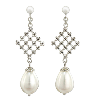 Ohrhänger aus Zuchtperlen - Moderne Design-Ohrringe mit weißen Perlen und 925er Silber