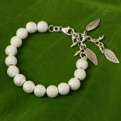 Charm-Armband aus silbernen Perlen - Handgefertigtes Silberperlenarmband mit Blattanhängern