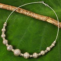 Silberne Statement-Halskette, „Karen World“ – 950er Silber-Halskette, Thai-Schmuck im Karen Hill Tribe-Stil