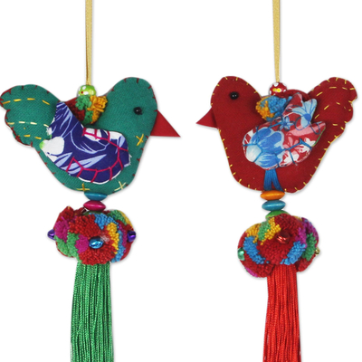 Baumwollornamente 'Happy Thai Doves' (4er-Set) - Handgefertigte mehrfarbige Ornamente mit Vögeln und Messingglocken (4er-Set)