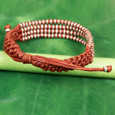 Armband mit silbernem Akzent, „Ginger Chiang Mai Quartet“. - Ingwer-Orangefarbenes Makramee-Armband mit Hill Tribe-Silberperlen