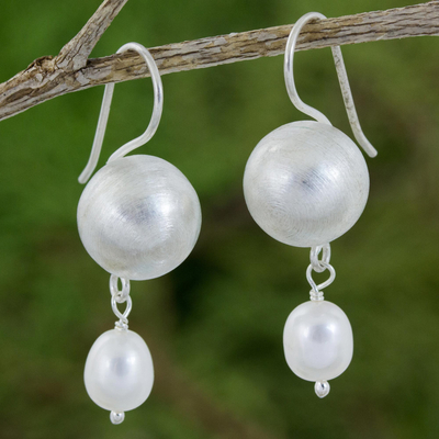 Pendientes colgantes de perlas cultivadas y plata de primera ley - Aretes colgantes hechos a mano con perlas cultivadas y plata esterlina