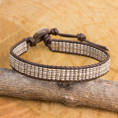 Kordelarmband aus Silber und Leder mit Perlen, 'Karen Spirale'. - Handgefertigtes Armband aus Silber und braunem Leder mit Perlen
