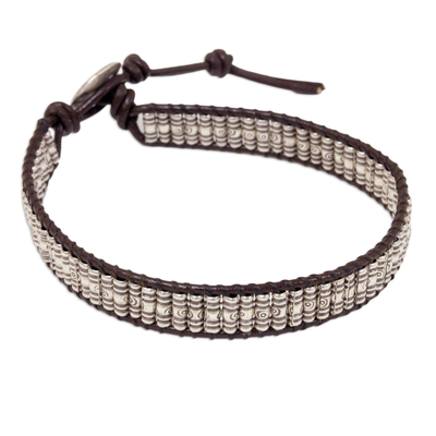 Kordelarmband aus Silber und Leder mit Perlen, 'Karen Spirale'. - Handgefertigtes Armband aus Silber und braunem Leder mit Perlen