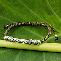 Anhängerarmband aus Sterlingsilber, „Infinite Legend in Olive“ – Akzentarmband aus Sterlingsilber aus Thailand