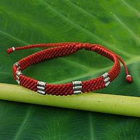 Armband mit silbernem Akzent, „Karen Bamboo in Scarlet“ – geflochtenes Armband aus 950er Silber mit Akzent aus Thailand