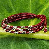 Armband mit silbernem Akzent, „Forest Thicket in Red“ – geflochtenes Armband aus 950er Silber mit Akzent aus Thailand