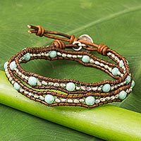 Wickelarmband aus Serpentin und Leder, „Hill Tribe Sunflower“ – Wickelarmband aus thailändischem Leder mit gefärbtem Serpentin und Karen-950-Silber