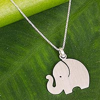 Collar con colgante de plata de ley, 'Elefante curioso' - Collar con colgante de elefante simple de plata de ley Tailandia