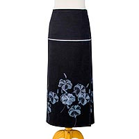 Falda cruzada de algodón, 'Hibiscus' - Falda cruzada negra de algodón Diseño de flor de hibisco estampado gris