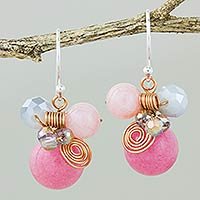 Quarz-Ohrhänger, „Pink Bubbles“ – Ohrhänger aus rosa Quarz und Glasperlen mit Kupfer