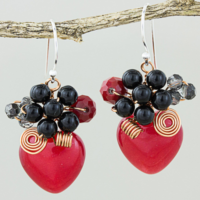 Quarz-Ohrhänger - Herzförmige Ohrringe aus rotem Quarz-Onyx und Glasperlen