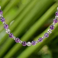 Amethyst-Perlenhalskette, „Simple Grace“ – Amethyst- und 950er-Silberperlenhalskette aus Thailand