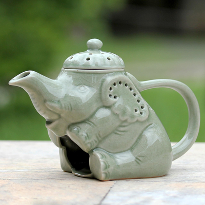 Keramischer Ölwärmer, 'Adorable Elephant' - Grüner Keramik-Ton Elefant Ölwärmer aus Thailand