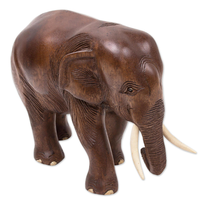 Escultura en madera, 'Pequeño Elefante Relajado' - Escultura de elefante de madera hecha a mano de Tailandia